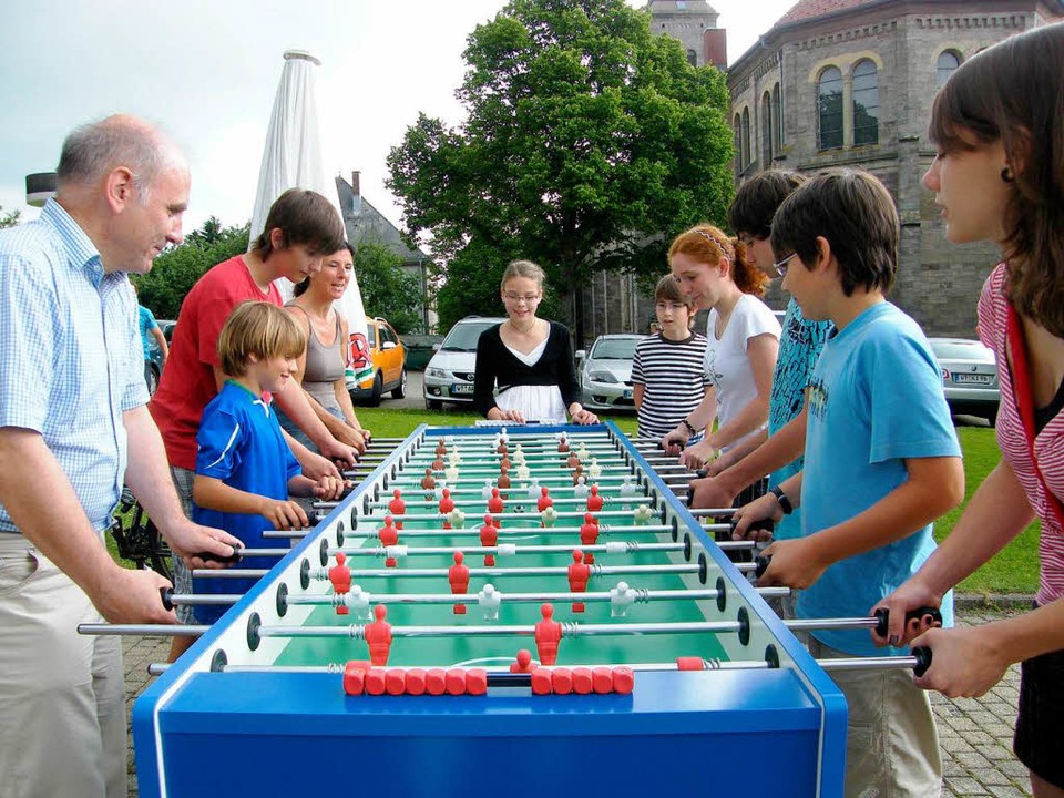 Ganz im Zeichen der Weltmeisterschaft ...schen Gemeinde im Tischfuball messen.  | Foto: Martha Weishaar