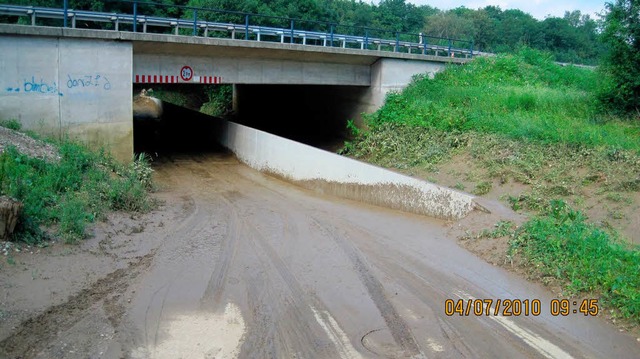 Massenhaft Schlamm splten die schwere... Parkplatz an den Isteiner Schwellen.   | Foto: Feuerwehr