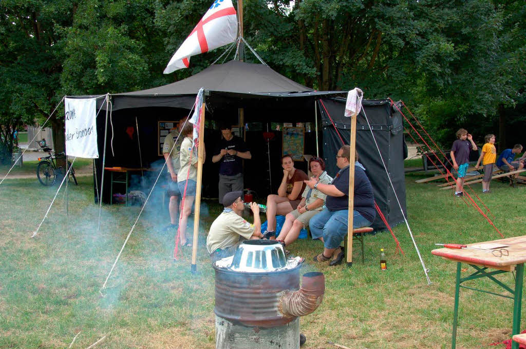 Lagerfeuerathmosphäre bei den Pfadis Lagerfeuerathmosphäre bei den Pfadis