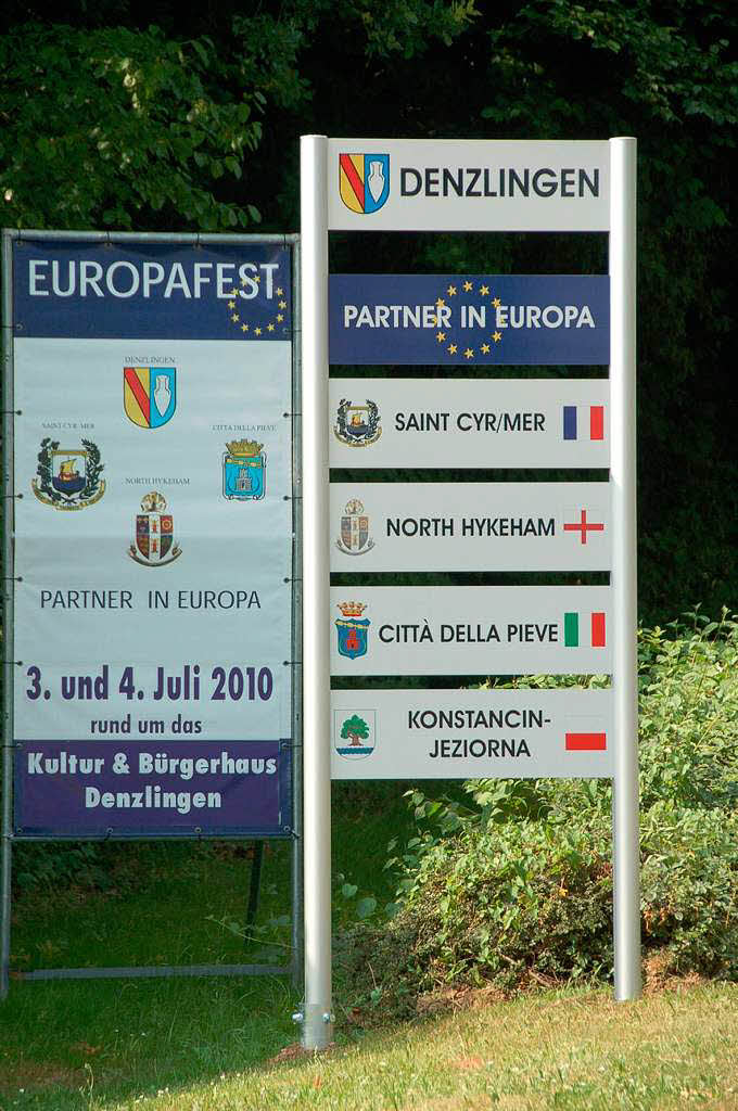 Europafest:Die neuen Partnerschaftsschilder am Ortseingang