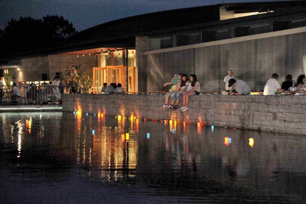 Schwimmende Lichter im See neben dem Brgerhaus