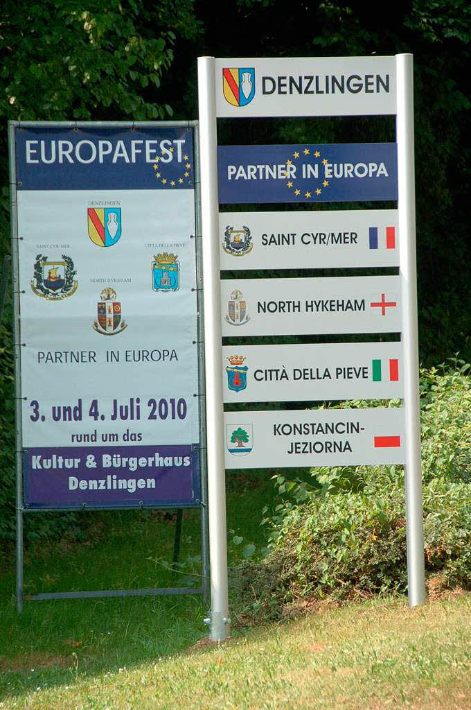 Europafest:Die neuen Partnerschaftsschilder am Ortseingang
