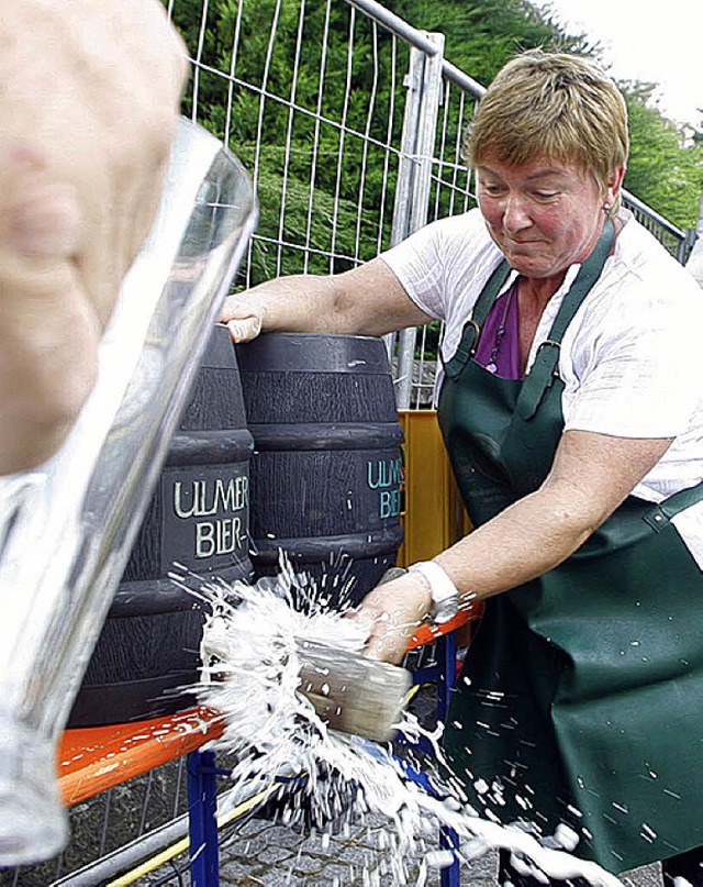 Ortsvorsteherin Ria Bhler mht sich b.... Der Zapfhahn will einfach ins Loch.   | Foto: H. Fssel