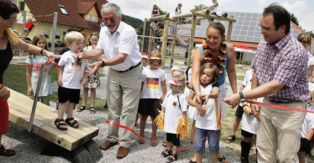Ortsvorsteher Franz Griesbaum (links) ...egeben &#8211; zur Freude der Kinder.   | Foto: Heidi Fssel