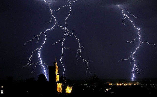 So schn knnen Gewitter in der Ortenau sein: Blitze ber Schloss Ortenberg.   | Foto: Peter Heck