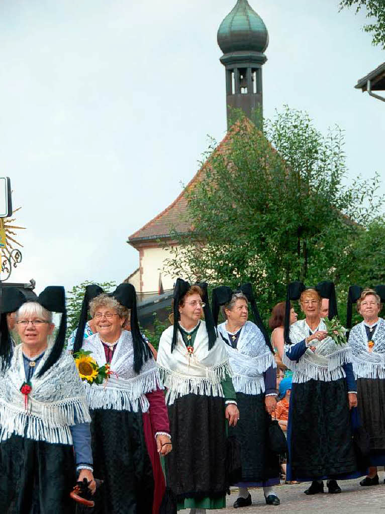 Ein farbenprchtiges Bild bot sich den Besuchern des 25. Kreistrachtenfestes in St. Peter.