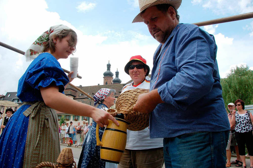 Ein farbenprchtiges Bild bot sich den Besuchern des 25. Kreistrachtenfestes in St. Peter.