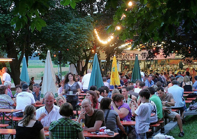 Stimmungsvoll: Bei den schwlen Sommer...pltze im Schatten der Bume begehrt.   | Foto: CREMER