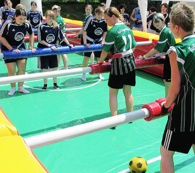 Viel Spa hatten die Damenteams beim Menschenkicker-Turnier.   | Foto: Jutta Schtz