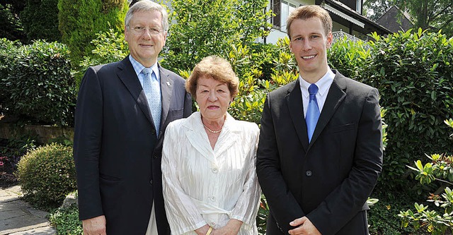 Preistrger Bjrn Hackanson (rechts), ...e und Unirektor Hans-Jochen Schiewer.   | Foto: Rita Eggstein