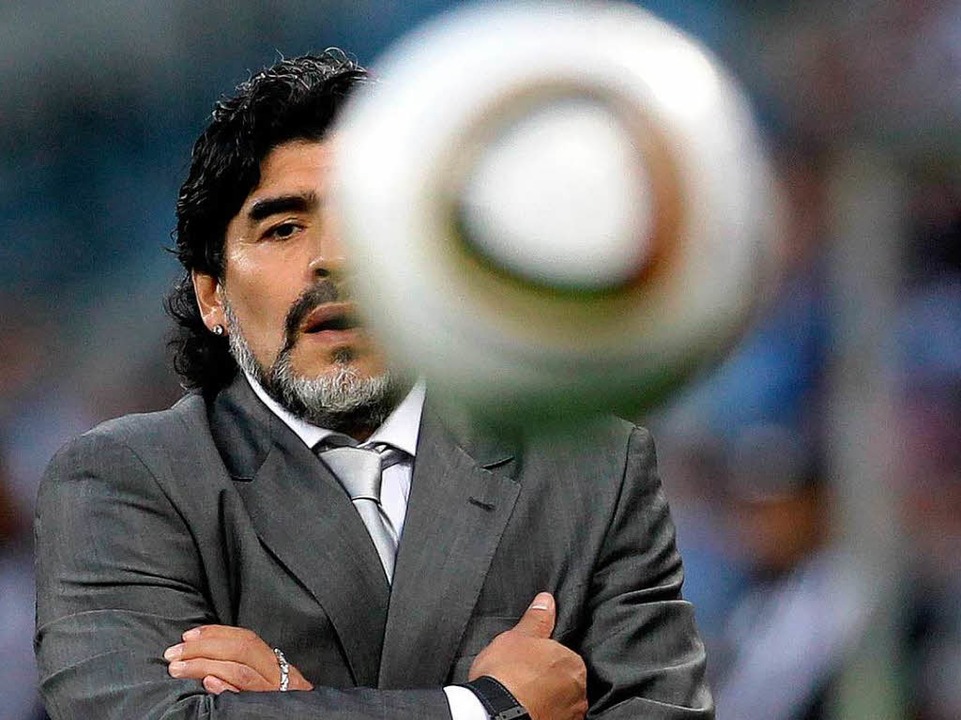 Wirkt ziemlich ratlos beim deutschen B...: Argentiniens Trainer Diego Maradona   | Foto: dpa