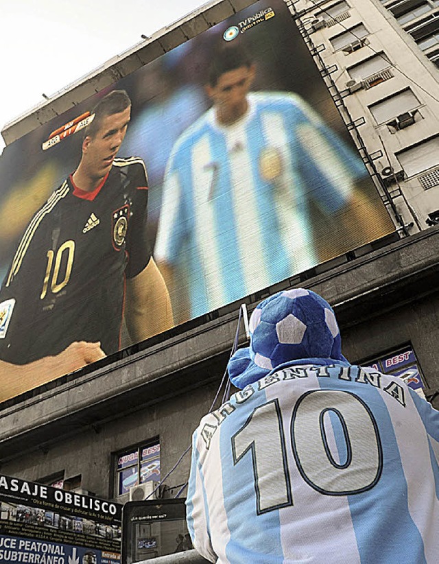 Ein einsamer Fan in Buenos Aires beim Public Viewing   | Foto: dpa