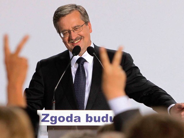 Das ist Polens neuer Prsident: Bronis...wski bei der Jubelfeier seiner Partei.  | Foto: dpa