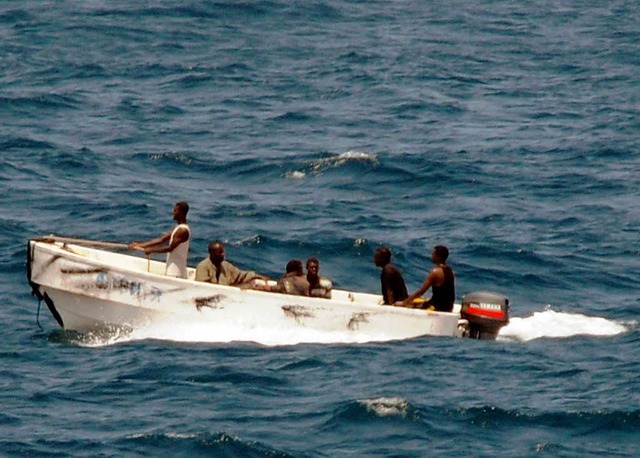 Ein Piratenboot vor der Kste Somalias...er in nigerianischem Gewsser gewtet.  | Foto: dpa