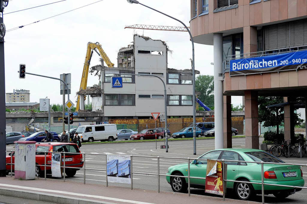 Abrisskommando zerlegt das alte Post-Brohaus