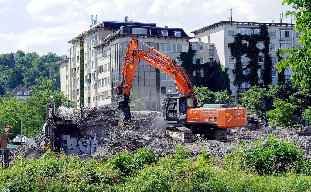 Abrisskommando zerlegt das alte Post-Brohaus