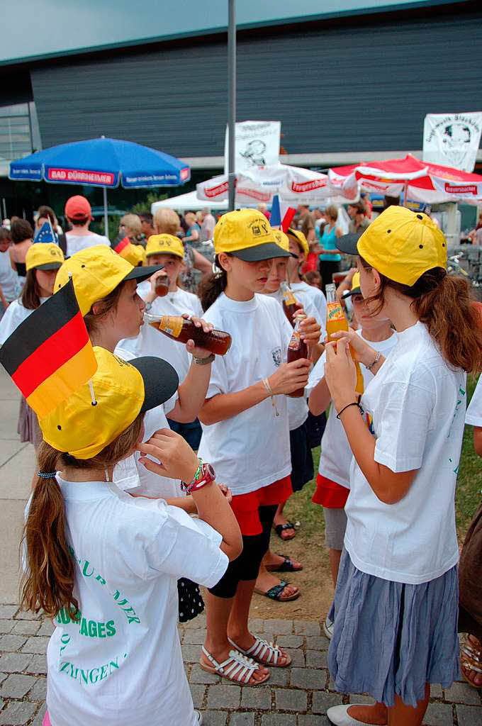 Europafest: Durstig waren die französischen Schulkinder nach ihrem Tanz auf der großen Bühne im Bürgerpark Europafest: Durstig waren die französischen Schulkinder nach ihrem Tanz auf der großen Bühne im Bürgerpark