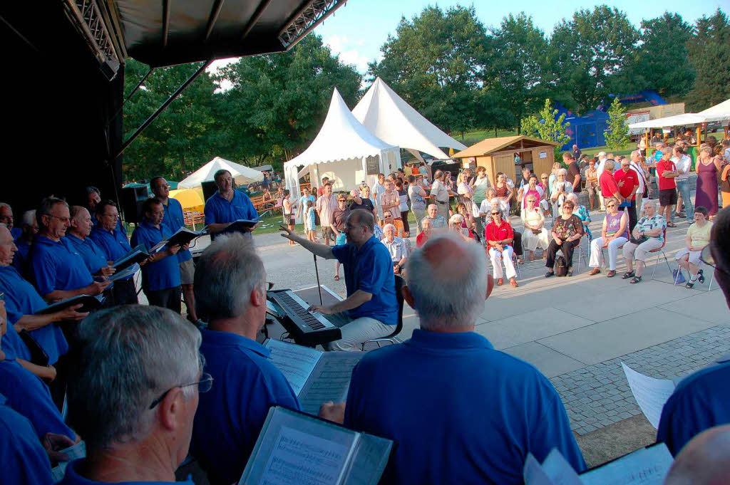 Europafest: Der Mnnerchor der Concordia mit Dirigent Krmer auf der groen Bhne im Brgerpark