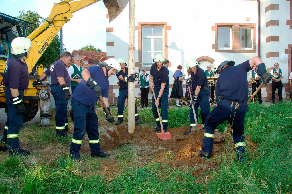 Wittnauer Feuerwehrleute platzieren den Brgermeisterbaum