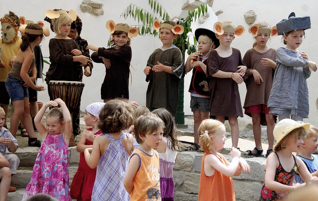 Mit einem Tanzlied stimmten die Kinder...t-Tt, das kleine Nilpferd&#8220; ein.  | Foto: Roland Vitt