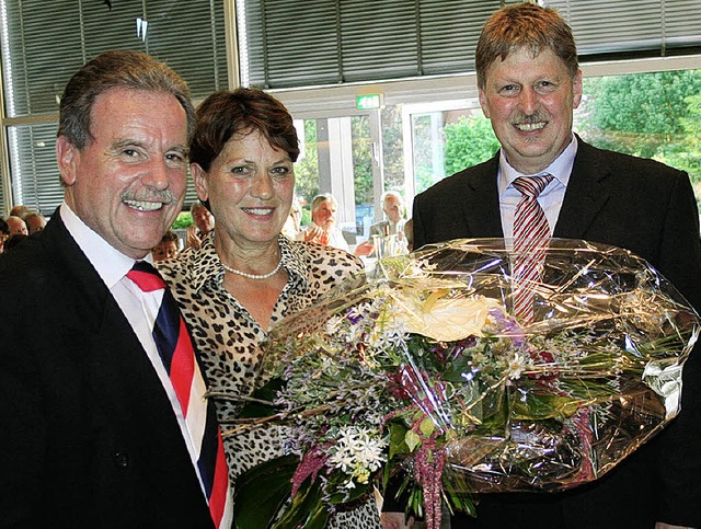 Die Laudatio auf Hansjrg Eckert hielt...). Fr Gerlinde Eckert gab es Blumen.   | Foto: Dieter Maurer