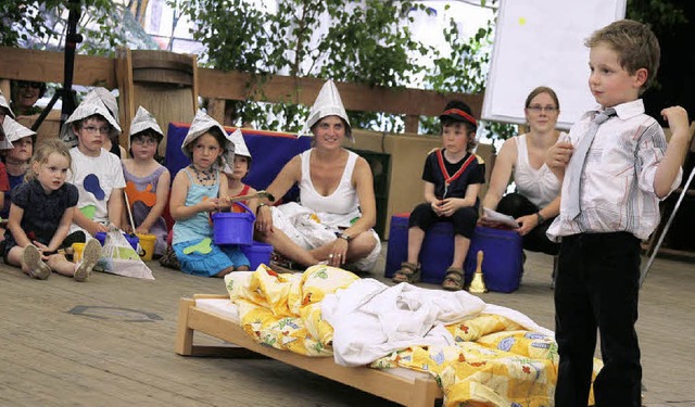 Die Kindergartenkinder fhrten beim Do...chen vom Rathaus Hofweier&#8220; auf.   | Foto: Heidi Fssel