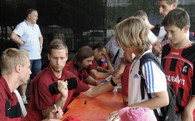 Felix Bastians, Oliver Baumann, Jonath...ist jungen Fans Autogramme schrieben.   | Foto: Steineck