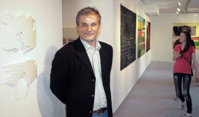 Eberhard Freudenreich in seiner Ausstellung &#8222;Vom Ausloten&#8220;.   | Foto: marion pfordt