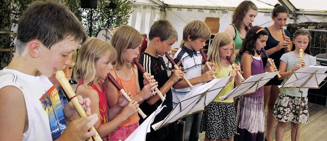 Die Fltengruppe des Musikvereins Witt...t beim Dorffest, was sie gelernt hat.   | Foto: Heidi Fssel