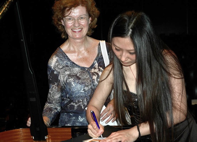 Yubo Zhou beim Signieren   | Foto: Daniela B. Gierok