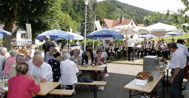 Gemtlich beisammen bei khlen Getrnken, heien Grillwrsten und Blasmusik   | Foto: Heidi Fssel