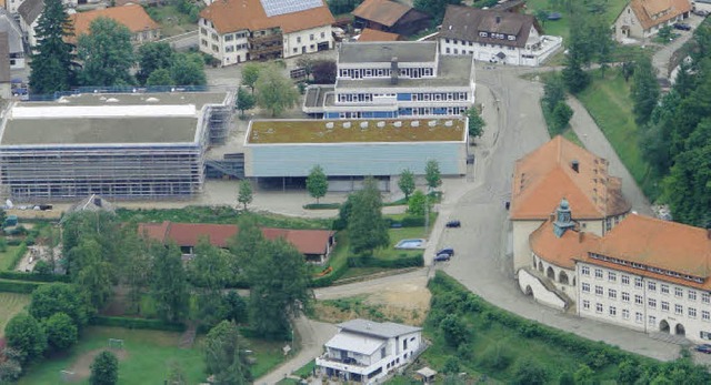 Die neue Sporthalle (links im Bild) is...Konzept der Ganztagsbetreuung  gehrt.  | Foto: Christa Maier