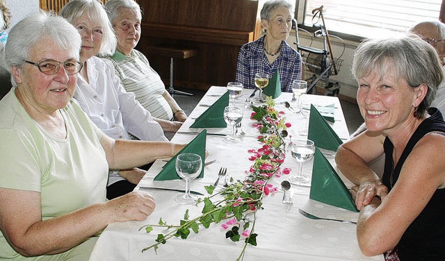 Hannlore Griener (links) bergibt nach...n Wehr an Angelika Schlageter (rechts)  | Foto: Jrn Kerckhoff