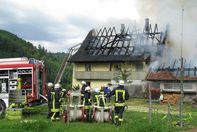Grobrand vernichtet alten Bauernhof bei Staufen