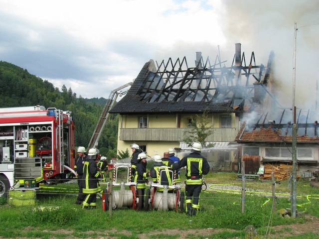 Der Schneiderhof brennt.  | Foto: Manfred Lange