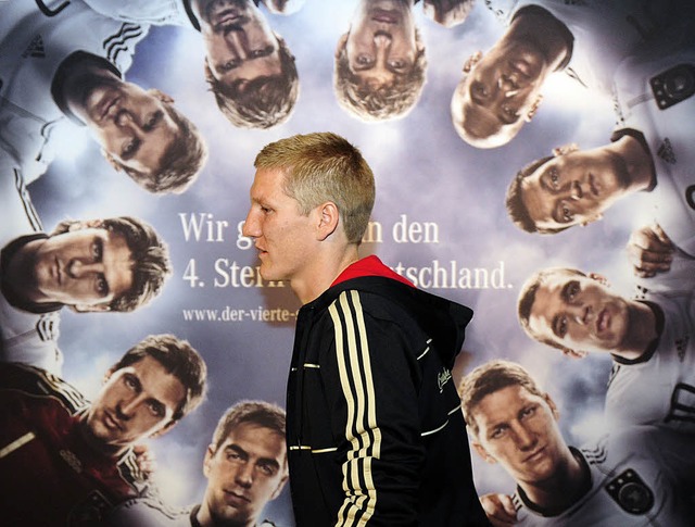 Immer in zentraler Position: Bastian S...steiger in echt vor einem Werbeplakat   | Foto: afp