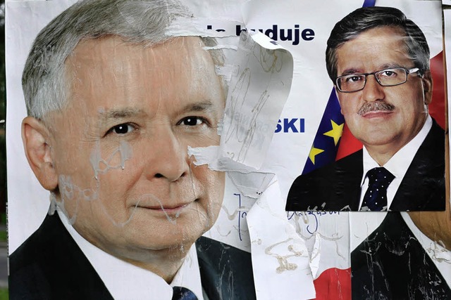 Wahlplakate zeigen Verlierer Jaroslaw ...nks) und Sieger Bronislaw Komorowski.   | Foto: DPA