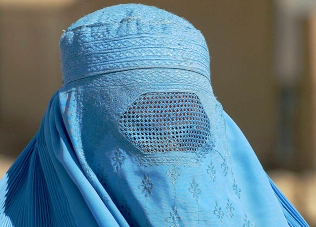 Wer eine Burka trgt, verbirgt Gesicht und Krper hinter Stoff.  | Foto: ddp