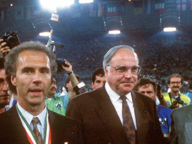 Zwei Erfolgreiche  &#8211; Franz Beckenbauer und Helmut Kohl 1990.  | Foto: usage worldwide, Verwendung weltweit