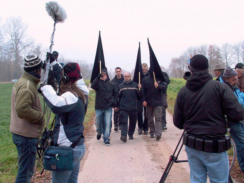 NPD-Anhänger im Jahr 2007 auf dem Weg zur Kundgebung am Panzergraben.  | Foto: mimo