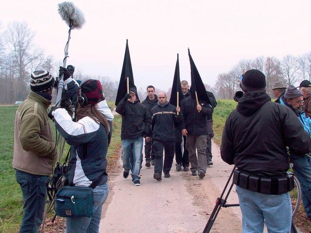 NPD-Anhnger im Jahr 2007 auf dem Weg zur Kundgebung am Panzergraben.  | Foto: mimo