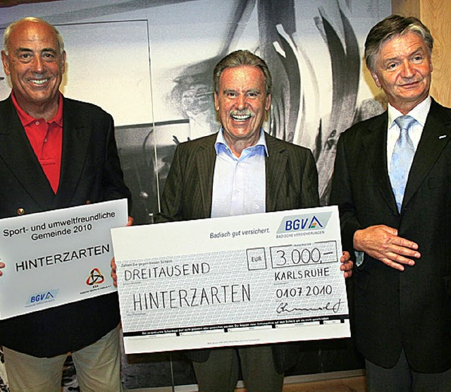 Den Preis &#8222;Sport- und umweltfreu...meindeversicherungsverband entgegen.    | Foto: Dieter Maurer