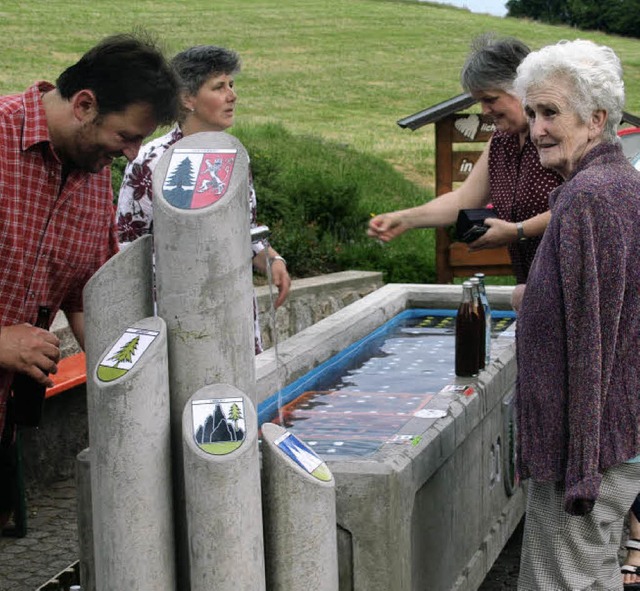 Der neue Wolpadinger Brunnen wurde bei... seiner Einweihung gleich rege genutzt  | Foto: Karin Stckl-Steinebrunner