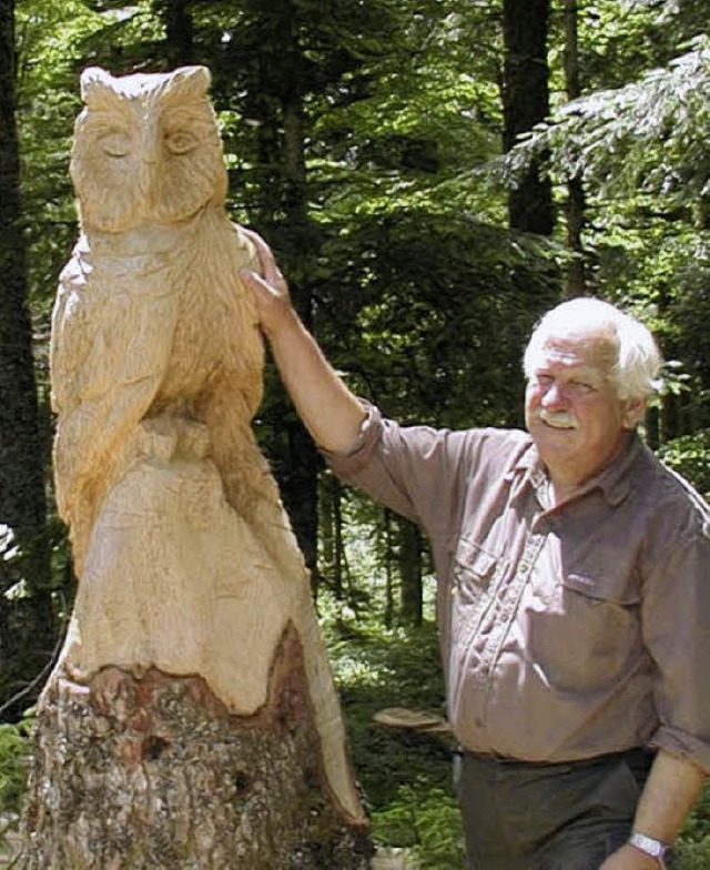 Ein echter Blickfang ist die von  Joha...nitzte Eule  am Wehrhaldener Grenzweg.  | Foto: WOLFGANG ADAM