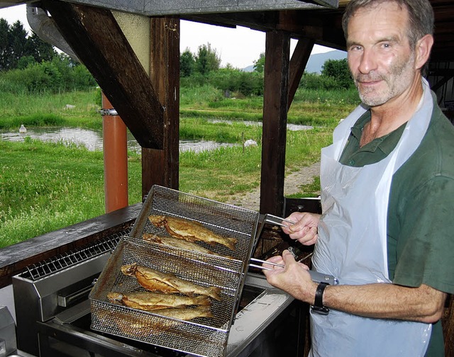 Fischspezialitten offerierte der Ange...wei Tage bei seinem Fest am Eisweiher.  | Foto: Benjamin Zenke