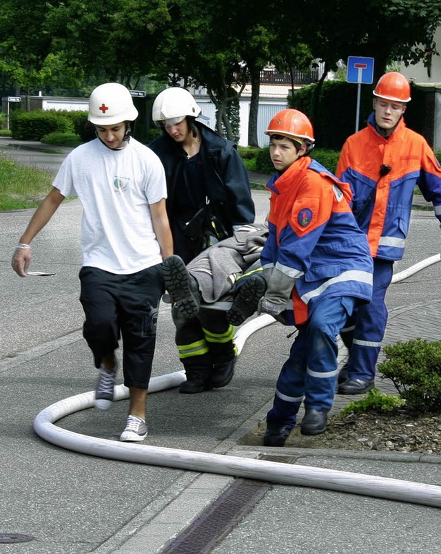 Auch das Retten von Personen wurde bei...Jugendfeuerwehr in Waldkirch erprobt.   | Foto: Stefanie Sigmund