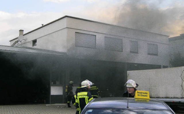 Mit starker Rauchentwicklung hatte es ...d in einer Karosseriewerkstatt zu tun.  | Foto: Polizei