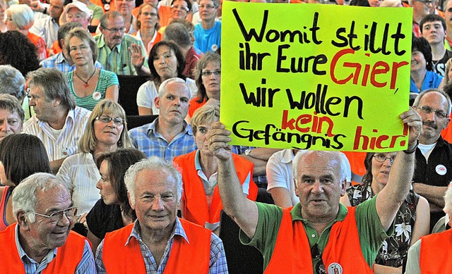 Klare Aussage: Anwohner protestieren gegen den geplanten Gefngnisneubau.   | Foto: DPA
