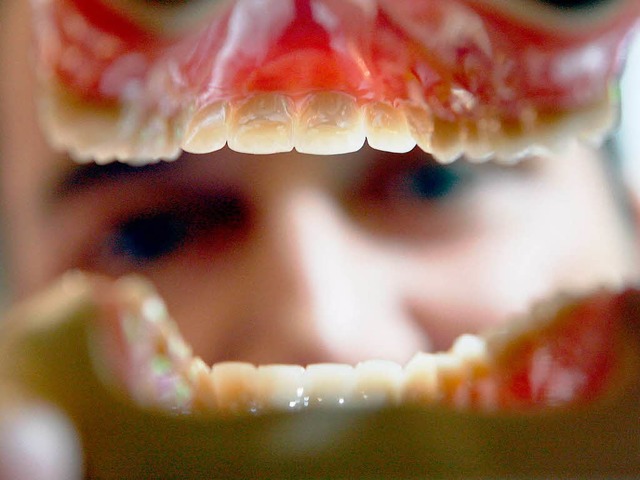 Auch der  Kauf einer Zahnprothese wird steuerlich begnstigt .  | Foto: dpa