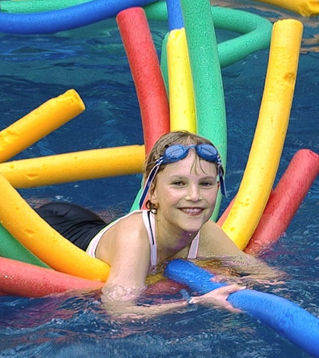 Mit bunten Schwimmnudeln im Wasser, das macht Spa.  | Foto: privat